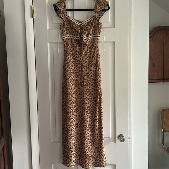 Bailey Rose Dresses & Skirts - Bailey Rose Satin Floral Midi Dress with Puff Sleeves